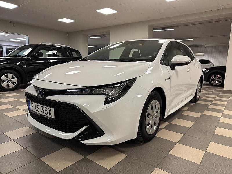 Begagnad Toyota Corolla Hybrid Life 98 HK (72 kW) 2021 Vit Halvkombi
