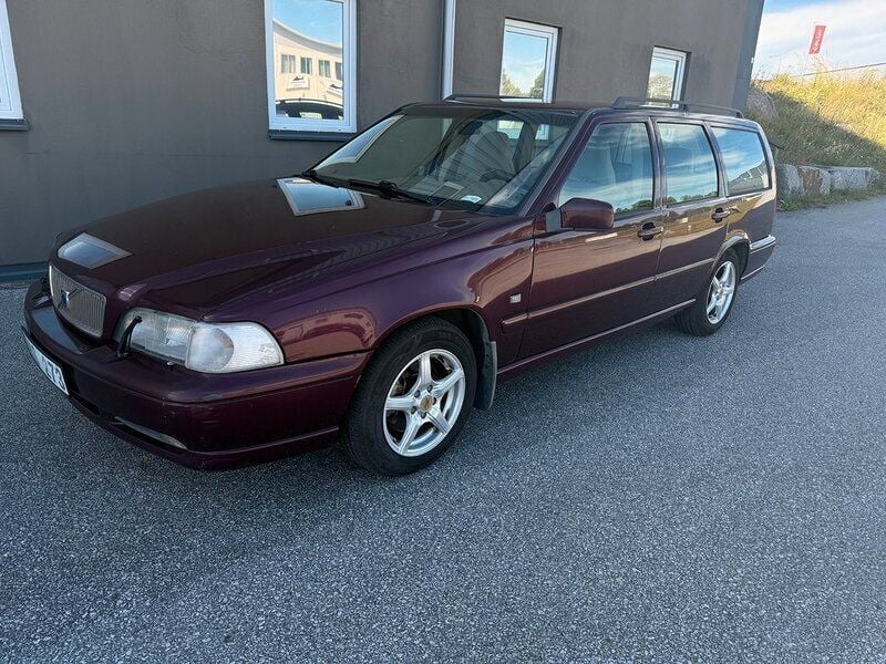 Mörkröd Begagnad 1999 Volvo V70 Kombi | 24 900 kr - Bild 1/4