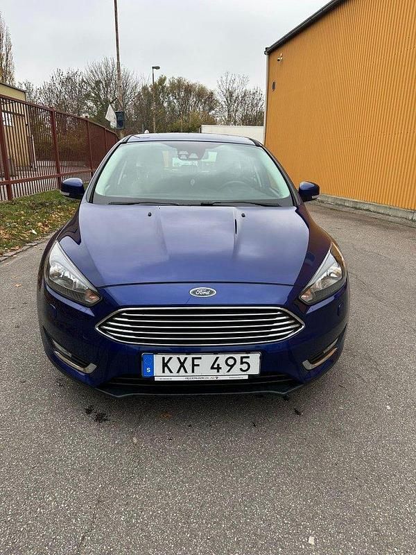 Blå Begagnad 2016 Ford Focus Titanium Halvkombi | 74 900 kr (Marknadspris) - Bild 1/4