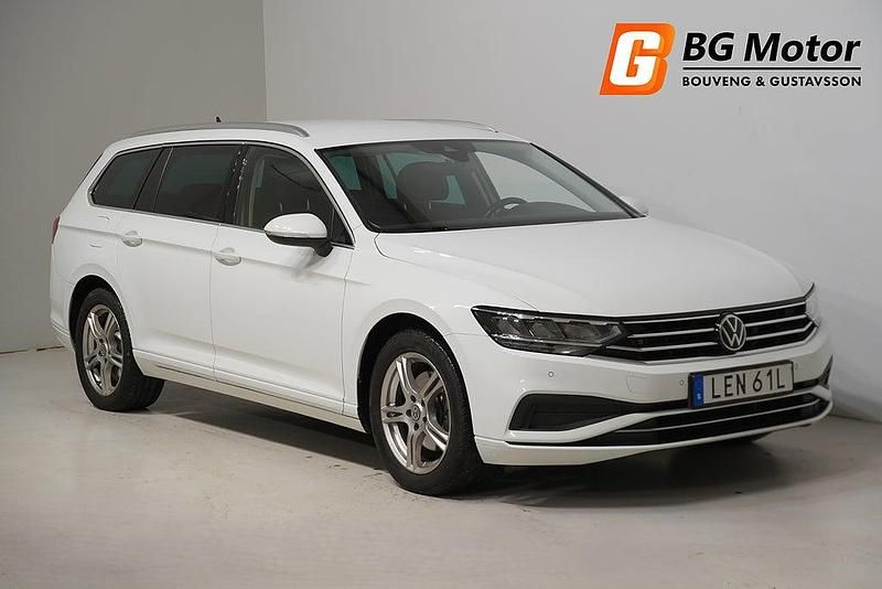 Vit (pure white) Begagnad 2021 VW Passat Kombi | 229 900 kr (Marknadspris) - Bild 1/4
