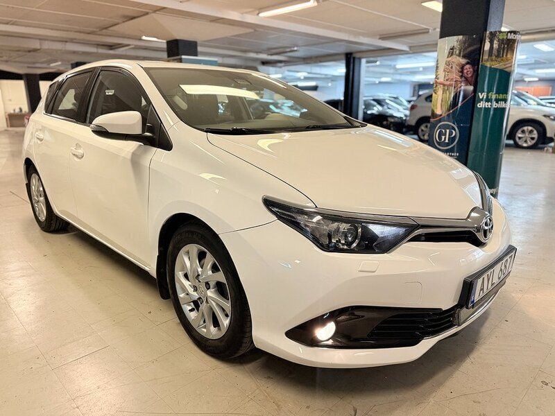 Vit Begagnad 2015 Toyota Auris Halvkombi | 109 900 kr (Marknadspris) - Bild 1/4