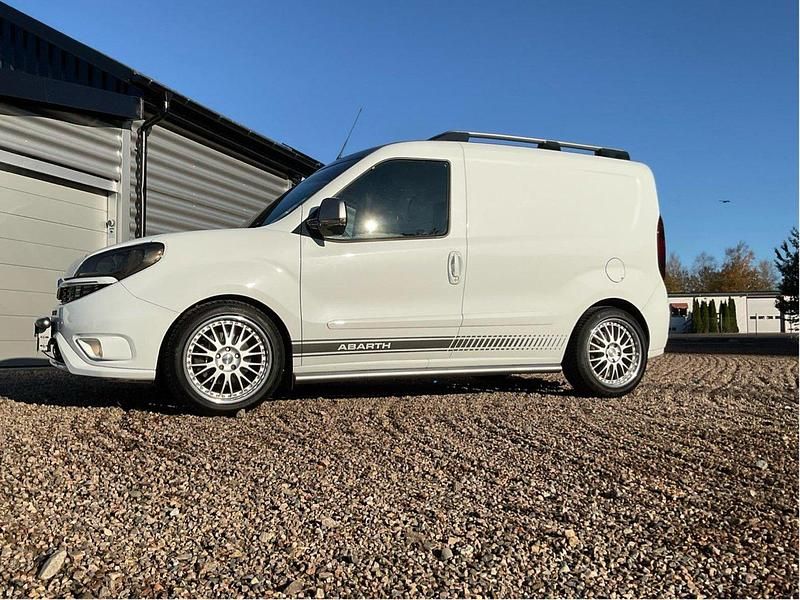 Vit Begagnad 2015 Fiat Doblò Minibuss | 124 000 kr - Bild 1/4