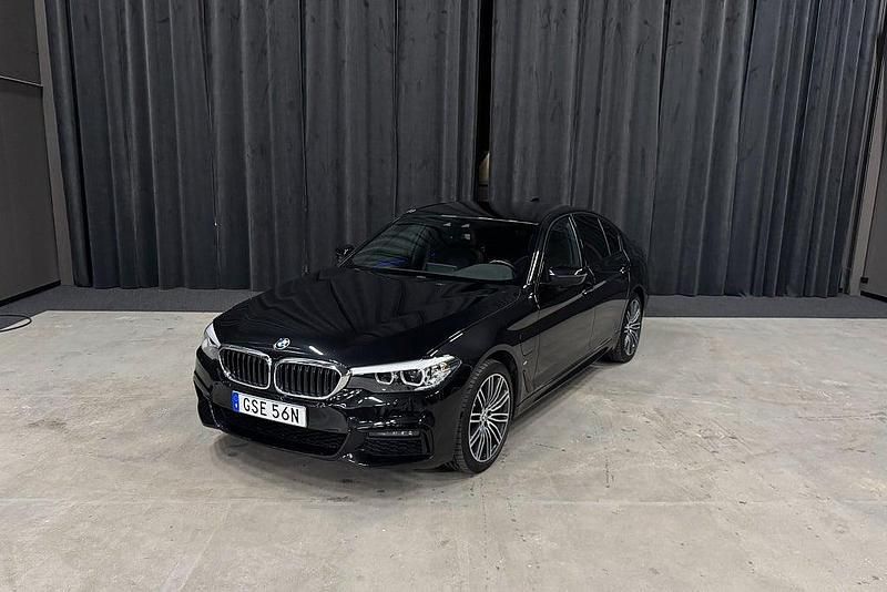 Svart Begagnad 2020 BMW 530e iPerformance Sedan | 289 900 kr (Bra pris) - Bild 1/4