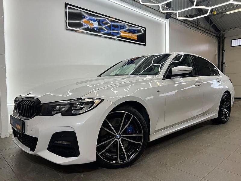 Vit Begagnad 2019 BMW 330 M Sport Sedan | 269 900 kr (Dyr) - Bild 1/4