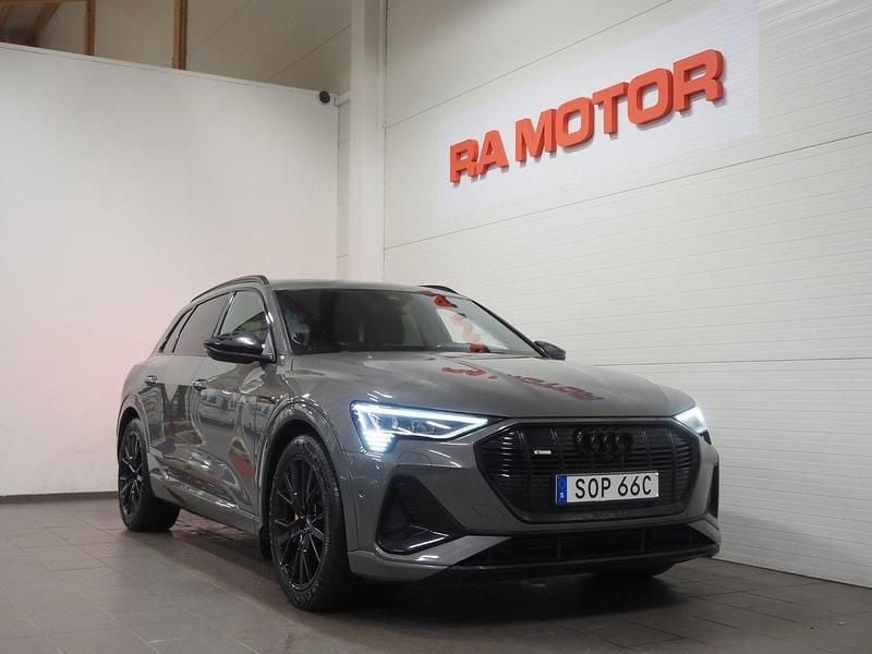 Grå Begagnad 2021 Audi e-tron Black Edition SUV | 379 900 kr (Marknadspris) - Bild 1/3