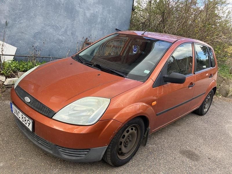 Brun Begagnad 2004 Ford Fiesta Halvkombi | 10 000 kr - Bild 1/4