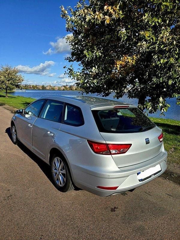 Silver Begagnad 2017 Seat Leon ST Style Kombi | 99 000 kr (Bra pris) - Bild 1/4