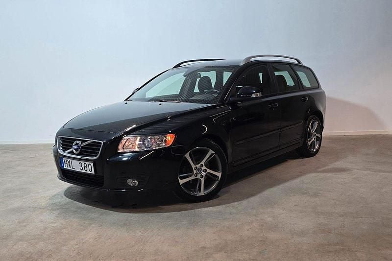 Svart Begagnad 2012 Volvo V50 Momentum Kombi | 94 900 kr (Marknadspris) - Bild 1/3