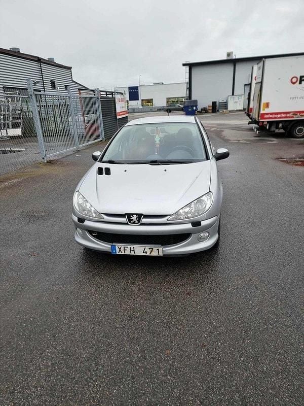 Grå Begagnad 2006 Peugeot 206 Halvkombi | 18 900 kr (Marknadspris) - Bild 1/4