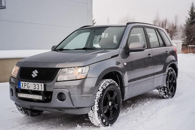 Grå Begagnad 2005 Suzuki Grand Vitara SUV | 89 900 kr (Marknadspris) - Bild 1/4