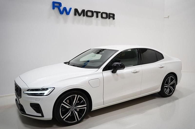 Vit Begagnad 2020 Volvo S60 R-Design Sedan | 349 800 kr (Marknadspris) - Bild 1/4