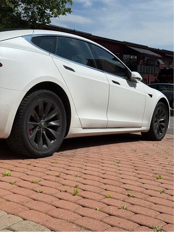 Vit Begagnad 2017 Tesla Model S Halvkombi | 315 000 kr (Superpris) - Bild 1/4