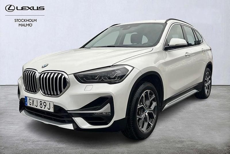 Vit Begagnad 2020 BMW X1 SUV | 249 000 kr (Marknadspris) - Bild 1/4