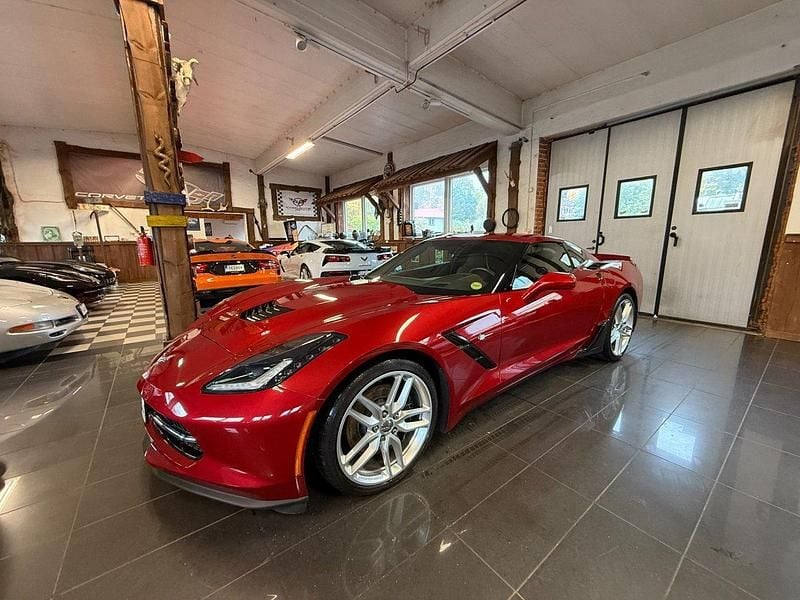 Mörkröd (röd) Begagnad 2014 Chevrolet Corvette Stingray Sportkupé | 679 000 kr - Bild 1/4