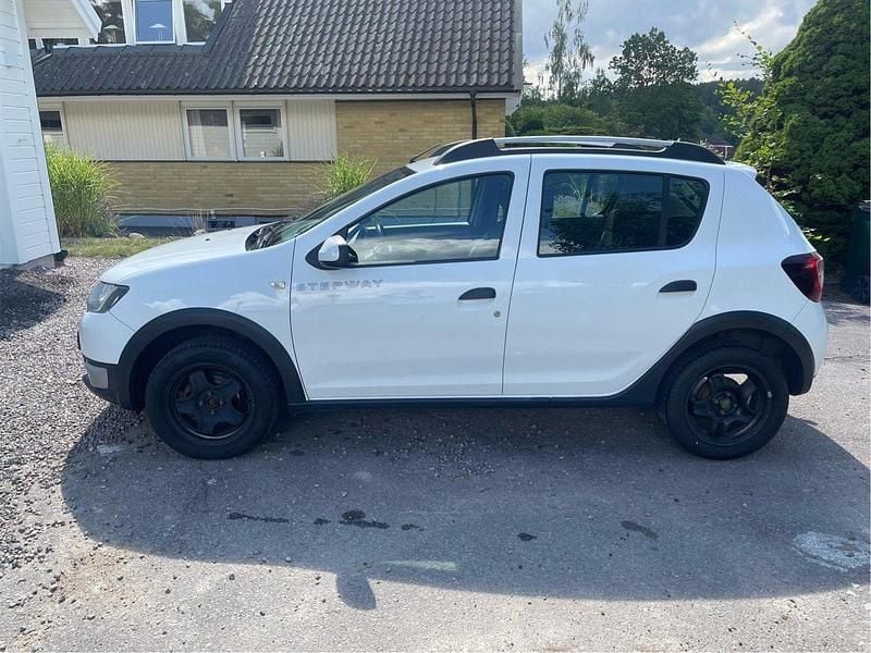Vit Begagnad 2014 Dacia Sandero Stepway Halvkombi | 45 000 kr (Marknadspris) - Bild 1/4