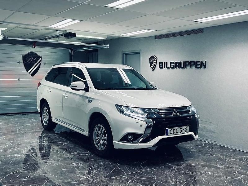 Begagnad Mitsubishi Outlander P-HEV 121 HK (88 kW) 2016 Vit SUV