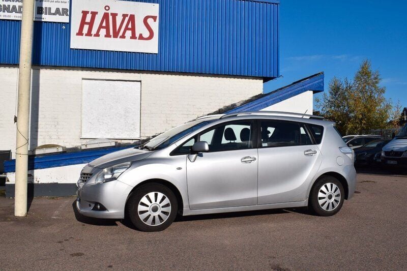 Silver Begagnad 2010 Toyota Verso Minibuss | 54 500 kr (Bra pris) - Bild 1/4