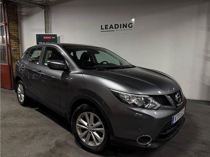 Grå Begagnad 2015 Nissan Qashqai SE SUV | 129 900 kr (Marknadspris) - Bild 1/4