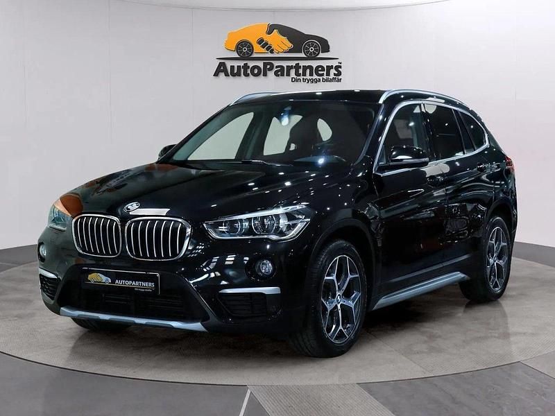 Svart Begagnad 2016 BMW X1 xLine SUV | 189 900 kr (Marknadspris) - Bild 1/4