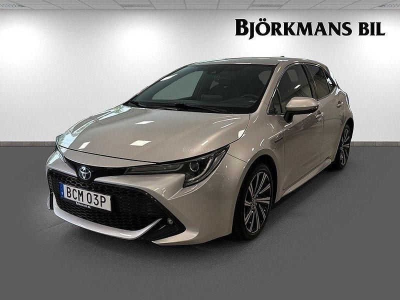 Silver Begagnad 2021 Toyota Corolla Hybrid Style Halvkombi | 249 900 kr (Marknadspris) - Bild 1/4
