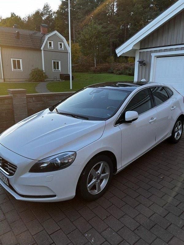 Vit Begagnad 2013 Volvo V40 Momentum Kombi | 137 000 kr (Marknadspris) - Bild 1/4
