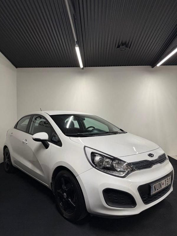 Begagnad Kia Rio 84 HK (61 kW) 2013 Vit Halvkombi