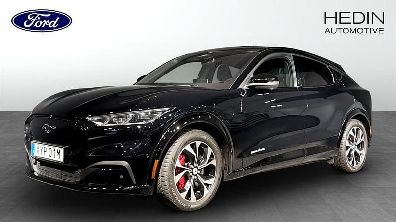 Svart (black) Begagnad 2021 Ford Mustang Mach-E SUV | 369 900 kr (Dyr) - Bild 1/4