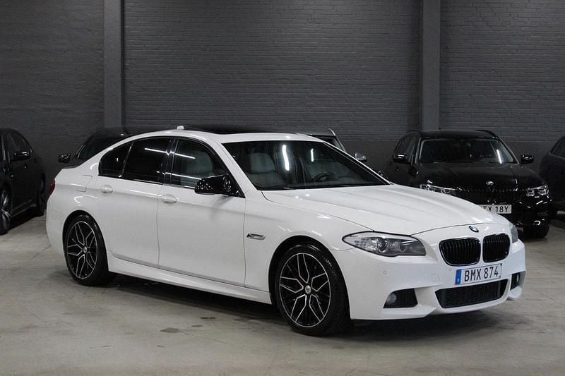 Vit Begagnad 2011 BMW 520 M Sport Sedan | 149 900 kr (Dyr) - Bild 1/4
