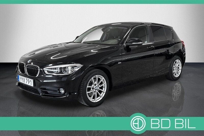 Svart Begagnad 2017 BMW 116 Sport Line Halvkombi | 189 900 kr (Marknadspris) - Bild 1/3