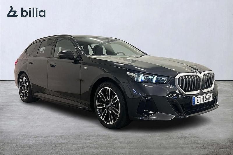 Grå Begagnad 2025 BMW 530e M Sport Kombi | 629 000 kr (Bra pris) - Bild 1/4