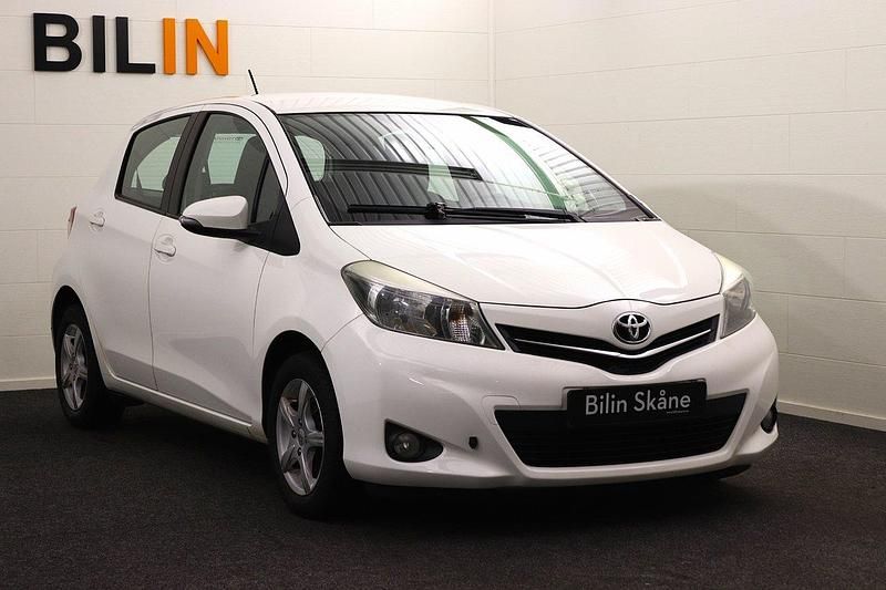 Vit Begagnad 2012 Toyota Yaris Active Halvkombi | 64 900 kr (Marknadspris) - Bild 1/4