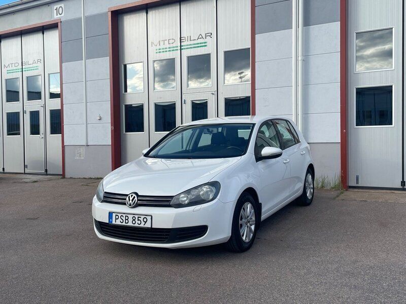 Vit Begagnad 2011 VW Golf VII Halvkombi | 69 900 kr (Lite dyr) - Bild 1/4