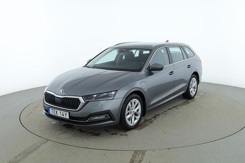 Grå Begagnad 2024 Skoda Octavia Style Kombi | 340 000 kr (Lite dyr) - Bild 1/3