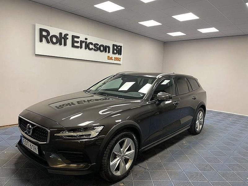 Grå Begagnad 2024 Volvo V60 CC Core Kombi | 419 500 kr (Bra pris) - Bild 1/4
