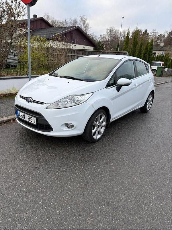 Begagnad 2012 Ford Fiesta Titanium Halvkombi | 54 900 kr (Marknadspris) - Bild 1/4