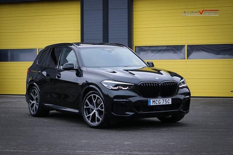Svart Begagnad 2023 BMW X5 iPerformance SUV | 659 900 kr - Bild 1/4