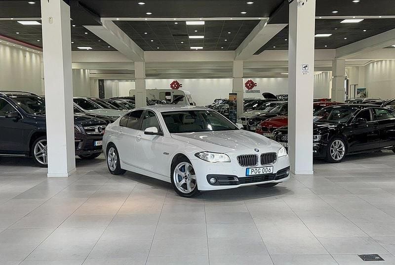 Vit Begagnad 2016 BMW 530 Sport Line Sedan | 159 900 kr (Bra pris) - Bild 1/4