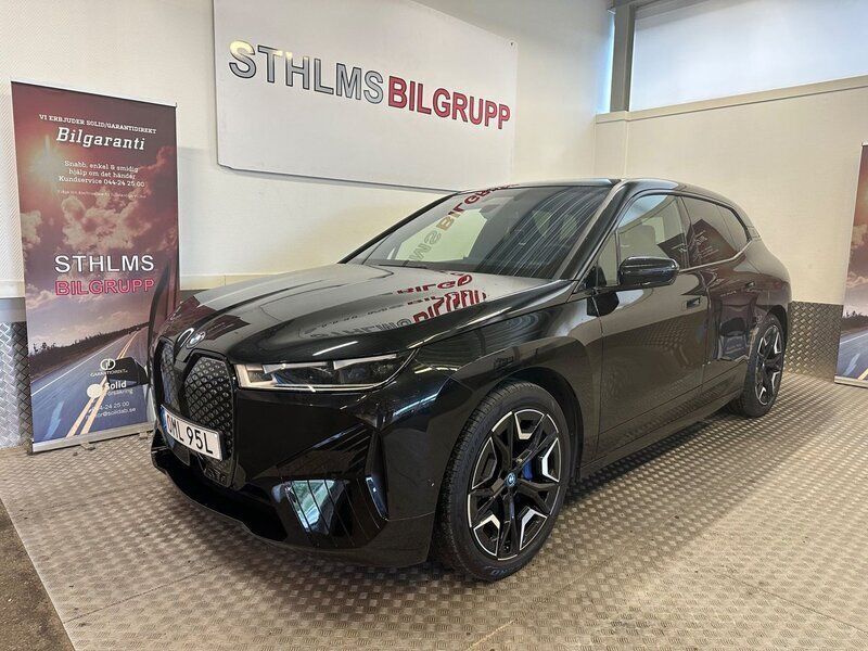 Svart Begagnad 2022 BMW iX Exclusive SUV | 695 000 kr - Bild 1/4