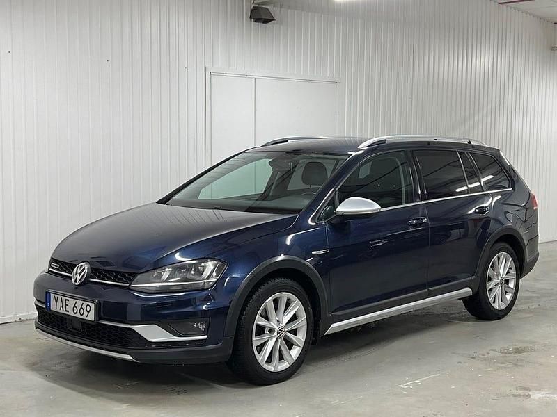 Mörkblå Begagnad 2015 VW Golf Alltrack Kombi | 98 900 kr (Marknadspris) - Bild 1/4