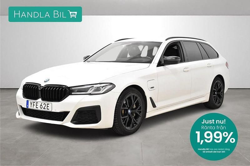 Vit Begagnad 2021 BMW 530e M Sport Kombi | 359 900 kr (Lite dyr) - Bild 1/3