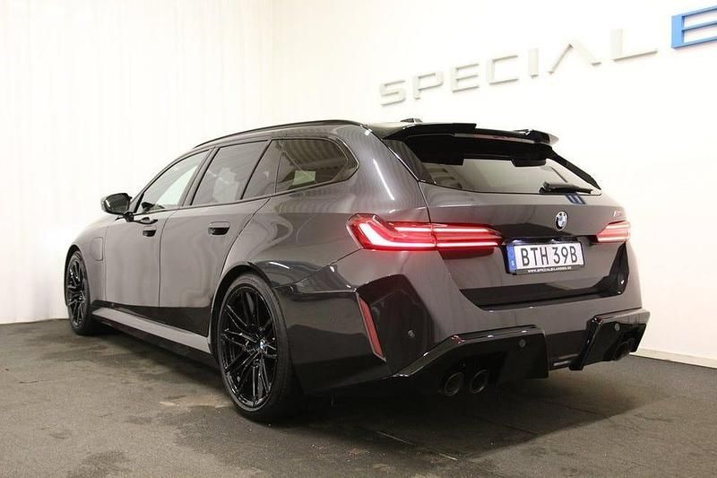 Begagnad BMW M5 Comfort Edition 728 HK (535 kW) 2025 Sophistogrå metallic Kombi