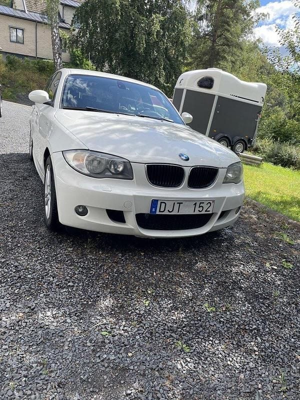Vit Begagnad 2009 BMW 118 Advantage Halvkombi | 57 000 kr (Marknadspris) - Bild 1/4