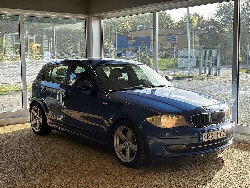 Blå Begagnad 2011 BMW 116 Comfort Edition Halvkombi | 59 900 kr (Marknadspris) - Bild 1/4