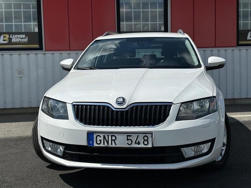 Vit Begagnad 2013 Skoda Octavia Ambition Kombi | 79 900 kr (Marknadspris) - Bild 1/4