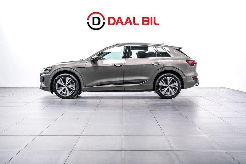 Grå Begagnad 2024 Audi Q8 e-tron Proline SUV | 549 700 kr (Superpris) - Bild 1/4