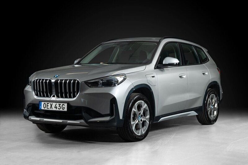 Silver Begagnad 2023 BMW X1 xLine SUV | 489 000 kr (Marknadspris) - Bild 1/4