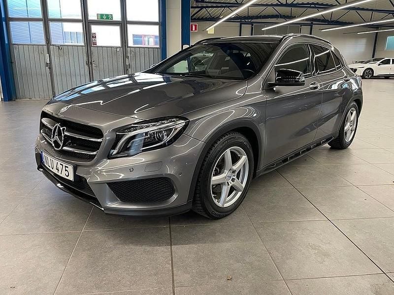 Mörkgrå Begagnad 2016 Mercedes GLA200 AMG SUV | 199 900 kr (Marknadspris) - Bild 1/4