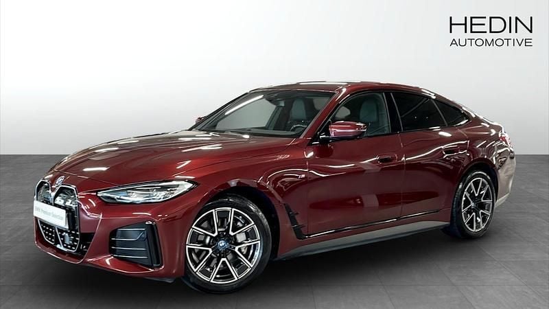 Röd (red) Begagnad 2022 BMW i4 M Sport Sedan | 439 700 kr (Marknadspris) - Bild 1/4