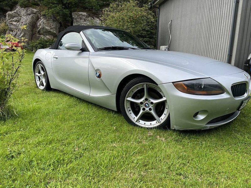 Grå Begagnad 2003 BMW Z4 Cab | 84 000 kr (Bra pris) - Bild 1/4