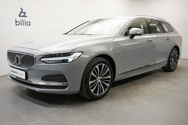Grå Begagnad 2024 Volvo V90 Core Kombi | 409 900 kr (Marknadspris) - Bild 1/3